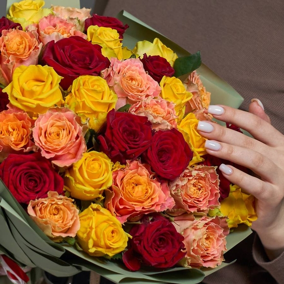 Букет из 35 роз яркий микс 45 см (Россия)