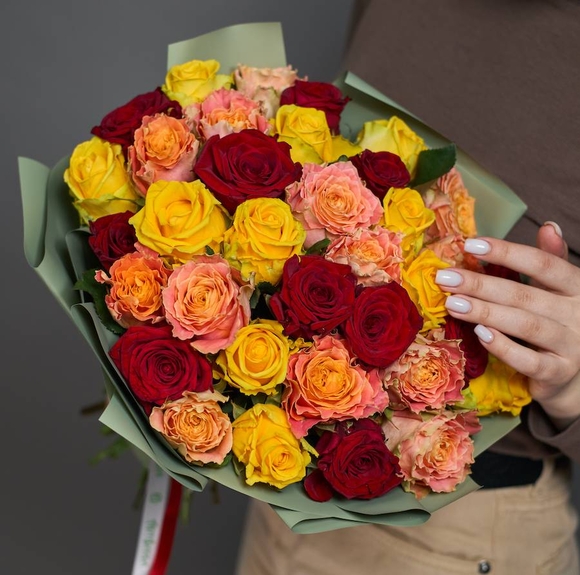 Букет из 35 роз яркий микс 45 см (Россия)