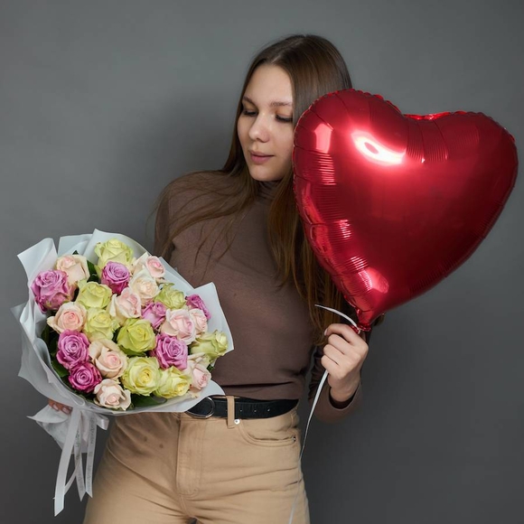 Набор размер М+ с букетом 25 роз нежный микс Россия (45 см)