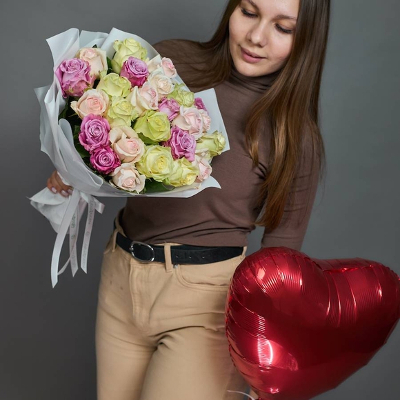 Набор размер М+ с букетом 25 роз нежный микс Россия (45 см)