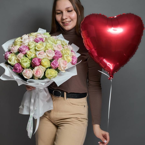 Набор размер L+ с букетом 51 роза нежный микс Россия (45 см)
