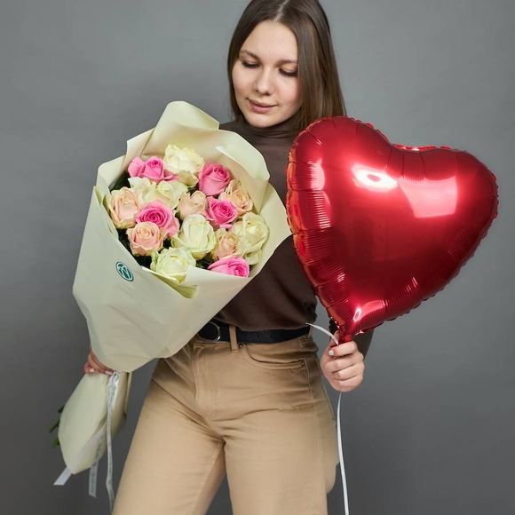 Набор размер M с букетом 15 роз нежный микс Россия (70 см)