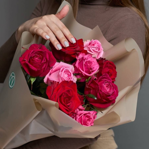 Букет из 9 роз яркий микс 70 см (Россия)