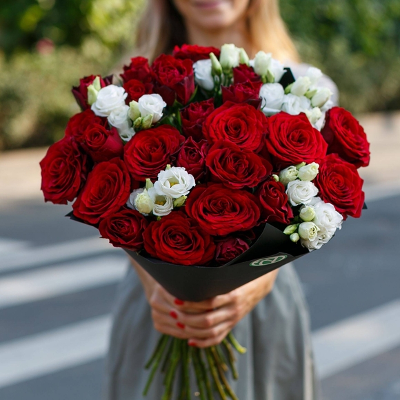 Букет из красных роз и лизиантуса - L