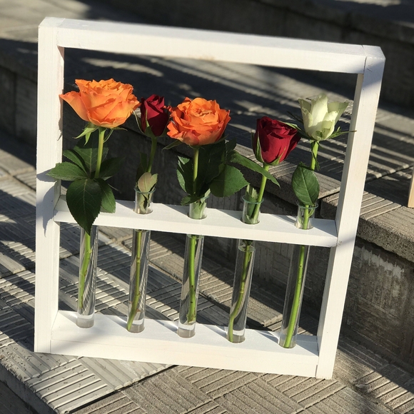 Рамка с живыми цветами белая