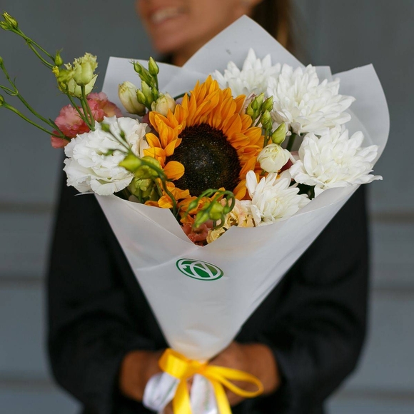 Букет из подсолнуха, кустовой хризантемы и лизиантуса - S