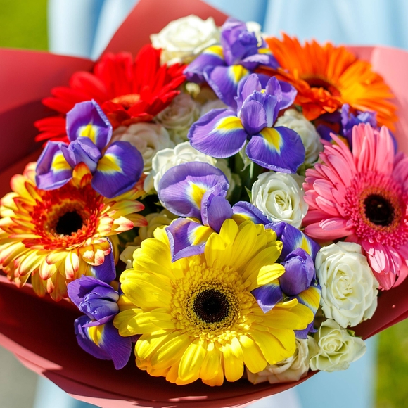 Букет из гербер, белых кустовых роз и ирисов - М