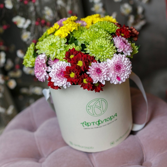 Букет в шляпной коробке small из 9 кустовых хризантем микс