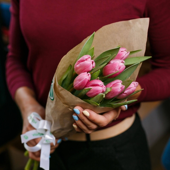 7 розовых тюльпанов в упаковке