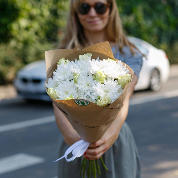 Букет из белых роз и кустовых хризантем - S