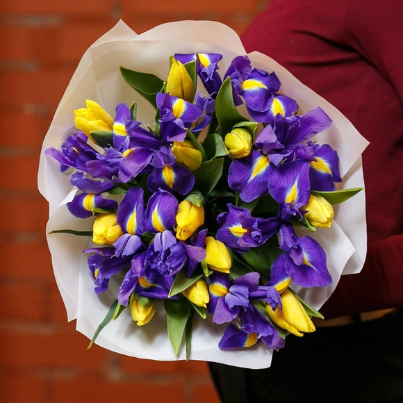 Букет из желтых тюльпанов с ирисами - S