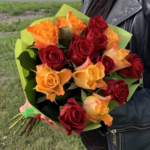 Букет из 15 красных и оранжевых роз 50 см (Кения)