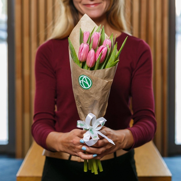 7 розовых тюльпанов в упаковке