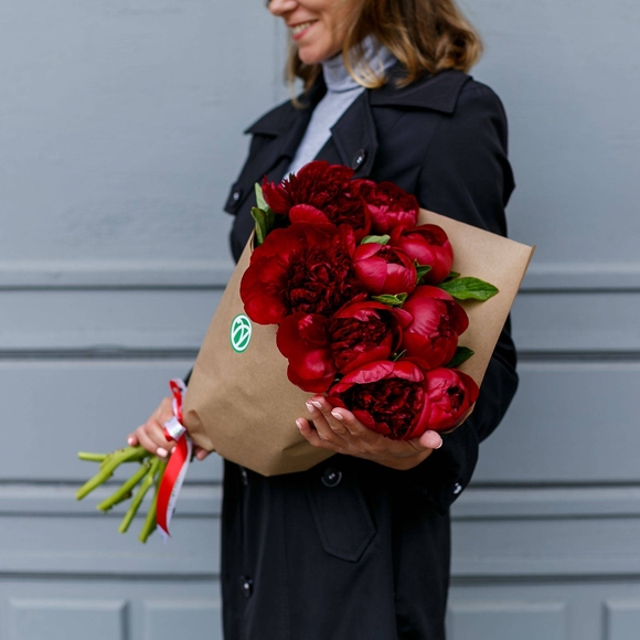 Букет из 9 бордовых пионов (Голландия). АКЦИЯ!