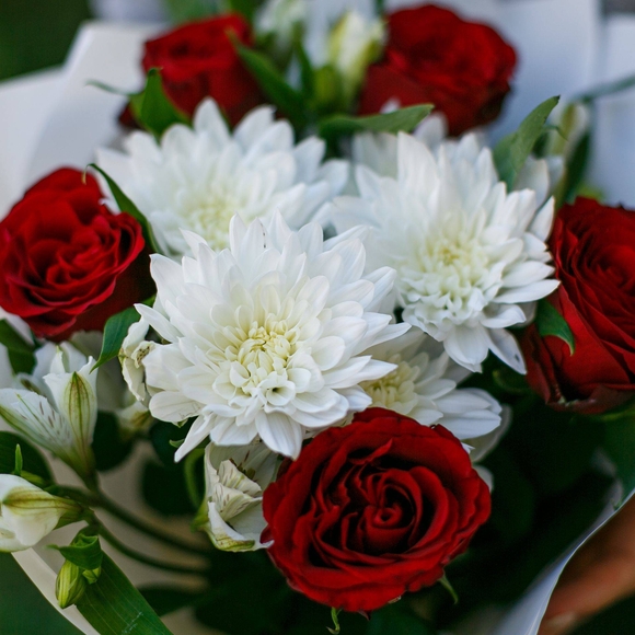 Букет из красных роз, хризантем и альстромерии - S