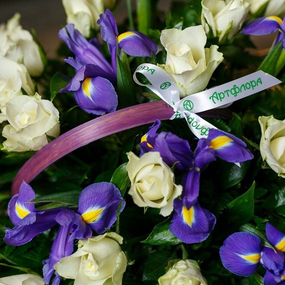 Корзина с белыми розами (Кения), ирисами и зеленью