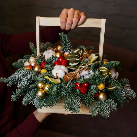 Зимняя композиция в ящике с цитрусами