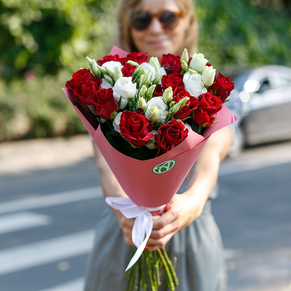Букет из красных роз и лизиантуса - М