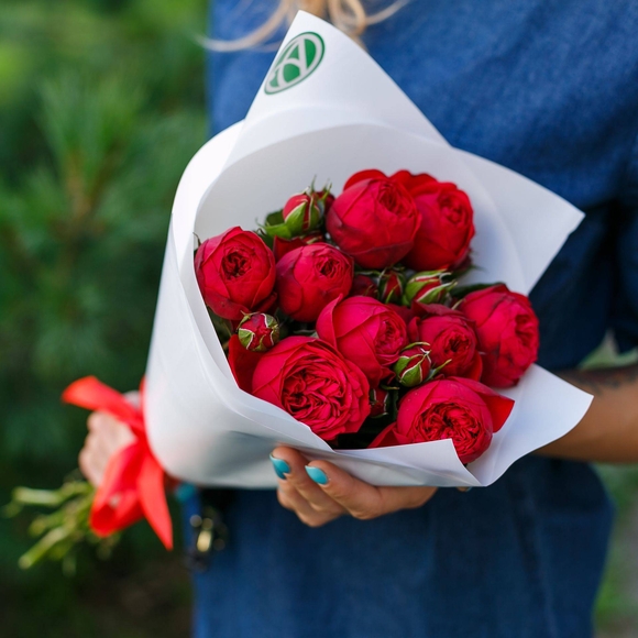 Букет из 9 пионовидных кустовых роз Ред Пиано 50 см