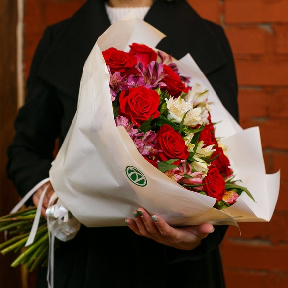 Букет из красных эквадорских роз и альстромерии микс - L