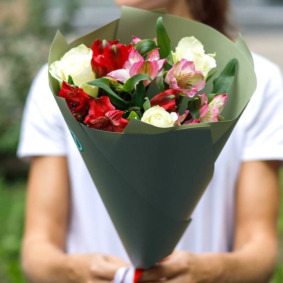 Букет из белых роз 50 см (Кения) и альстромерии микс