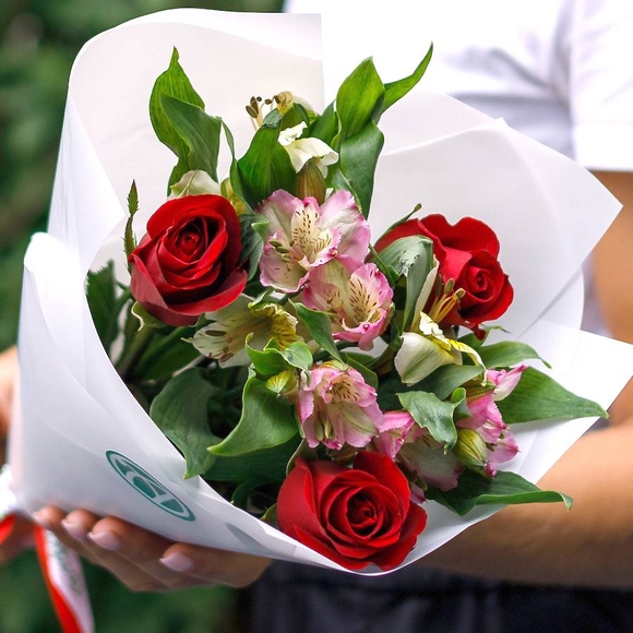 Букет из красных роз 50 см (Кения) и альстромерии микс