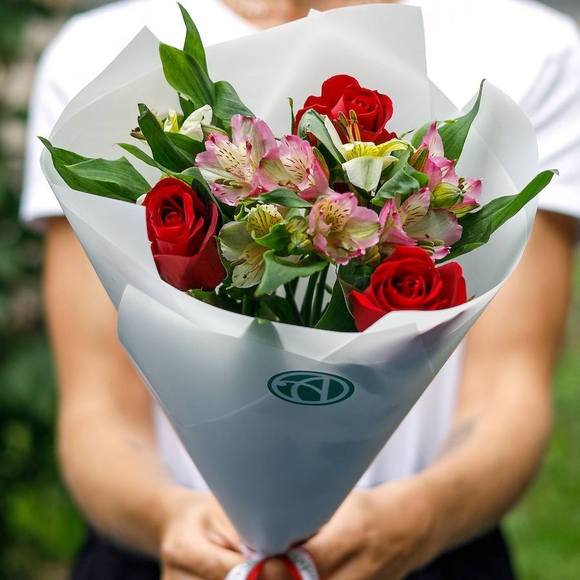 Букет из красных роз 50 см (Кения) и альстромерии микс