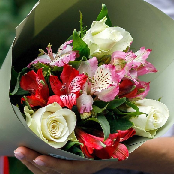 Букет из белых роз 50 см (Кения) и альстромерии микс