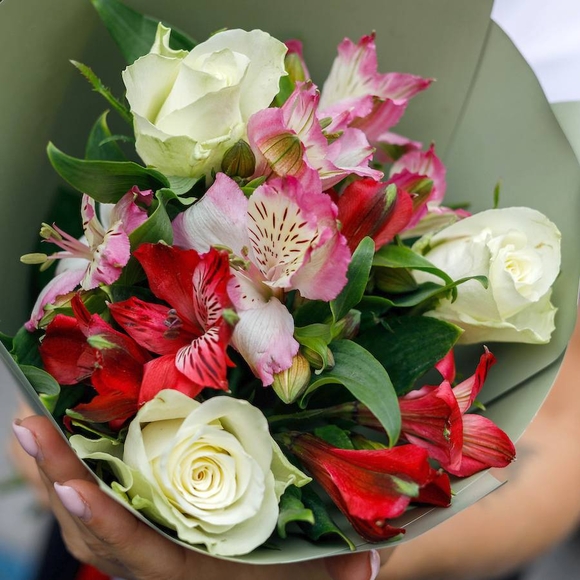 Букет из белых роз 50 см (Кения) и альстромерии микс