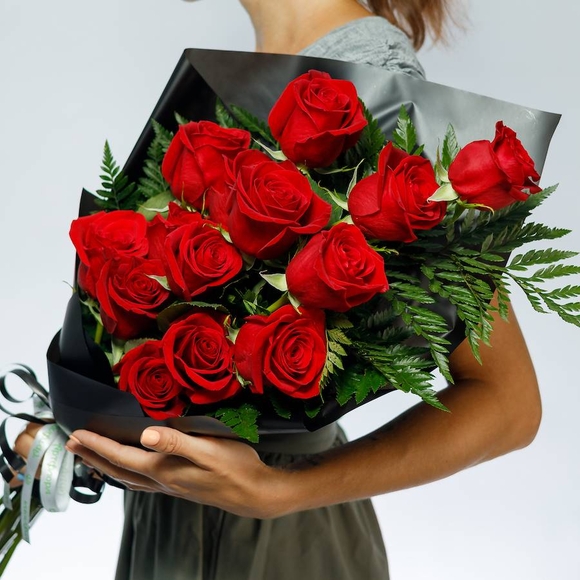 Траурный букет из 14 красных роз 50 см (Эквадор)