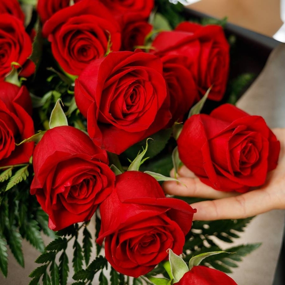 Траурный букет из 14 красных роз 50 см (Эквадор)