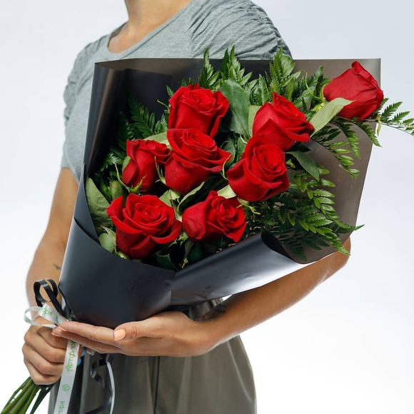 Траурный букет из 8 красных роз 50 см (Эквадор)