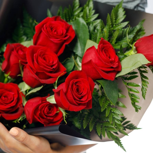 Траурный букет из 8 красных роз 50 см (Эквадор)
