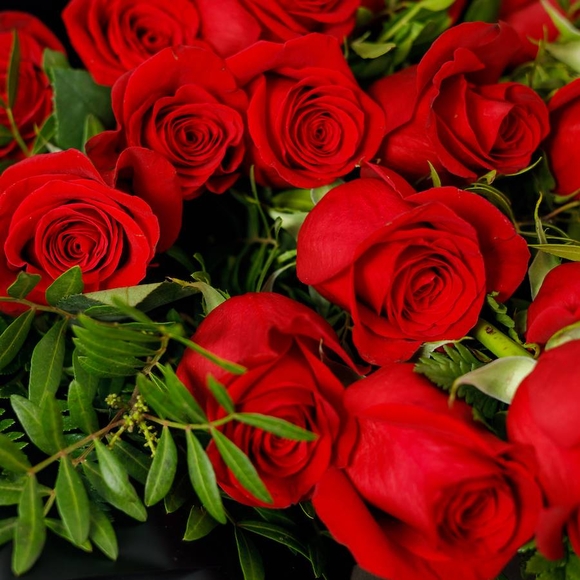 Траурный букет из 22 красных роз 50 см (Эквадор)