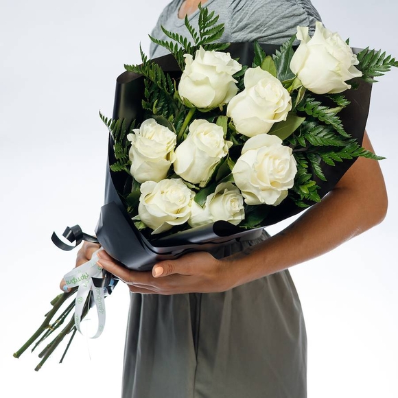 Траурный букет из 8 белых роз 50 см (Эквадор)