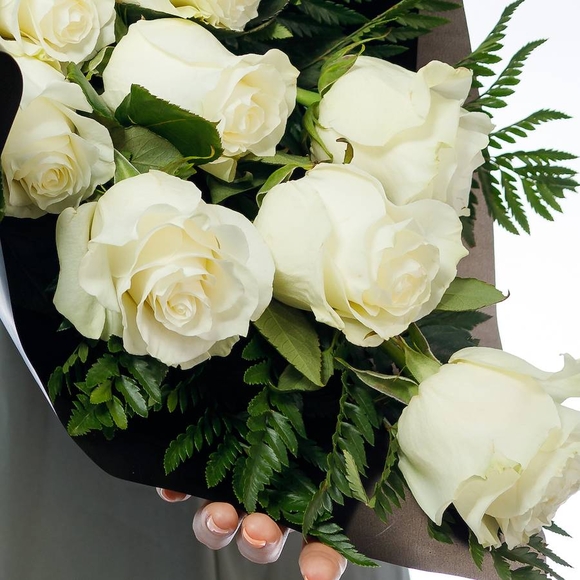 Траурный букет из 8 белых роз 50 см (Эквадор)