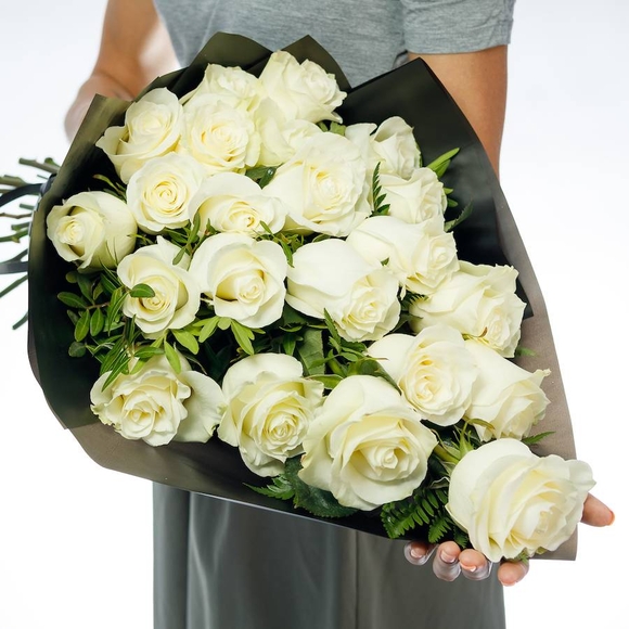 Траурный букет из 22 белых роз 50 см (Эквадор)