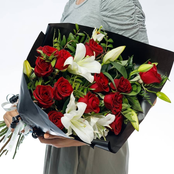 Траурный букет из роз (Эквадор) и лилий