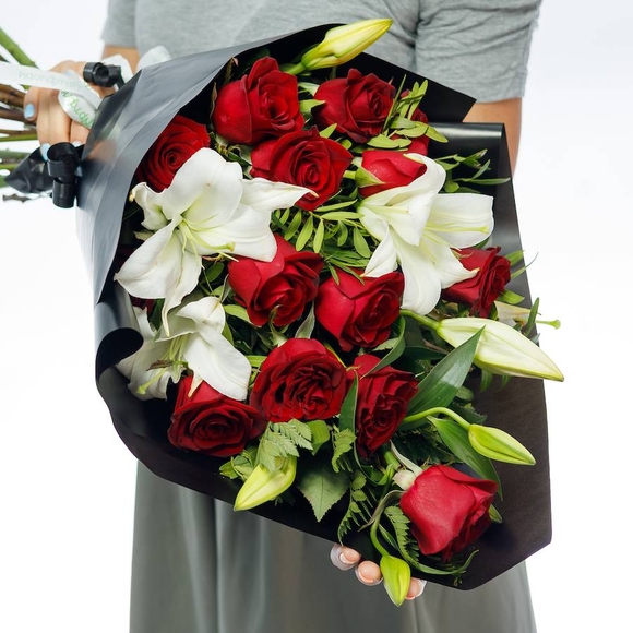 Траурный букет из роз (Эквадор) и лилий