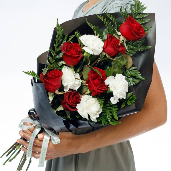 Траурный букет из роз (Эквадор) и гвоздик