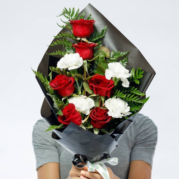 Траурный букет из роз (Эквадор) и гвоздик