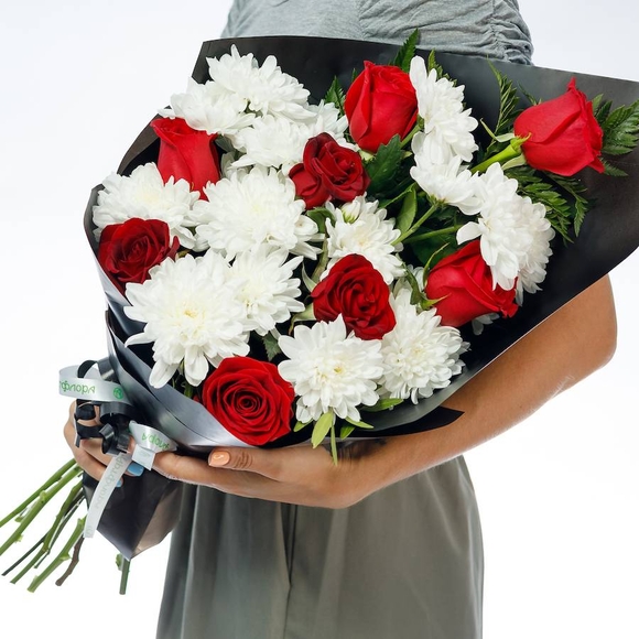 Траурный букет из роз (Эквадор) и кустовых хризантем