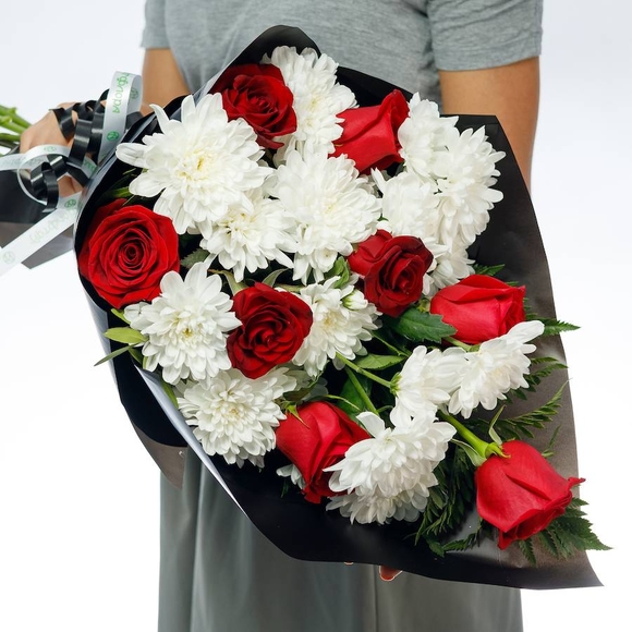 Траурный букет из роз (Эквадор) и кустовых хризантем