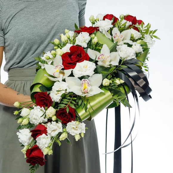 Траурная композиция с орхидеями