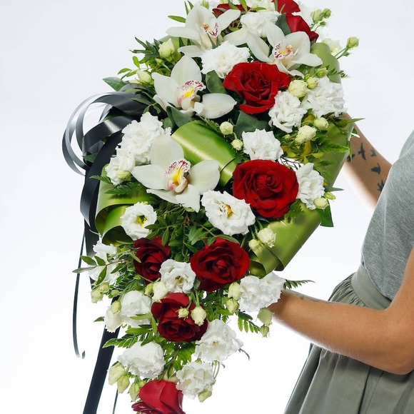 Траурная композиция с орхидеями