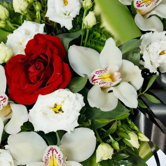 Траурная композиция с орхидеями