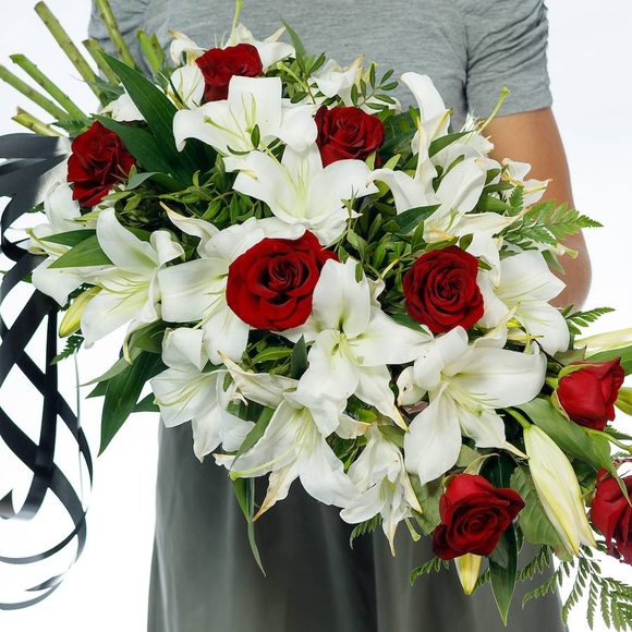 Траурная композиция с лилиями