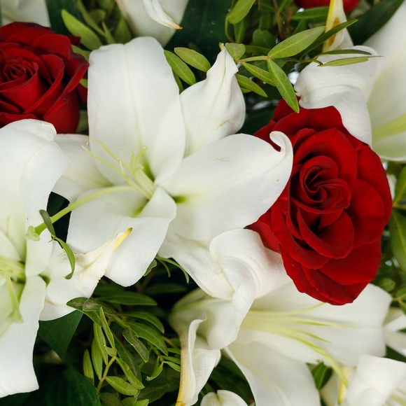 Траурная композиция с лилиями