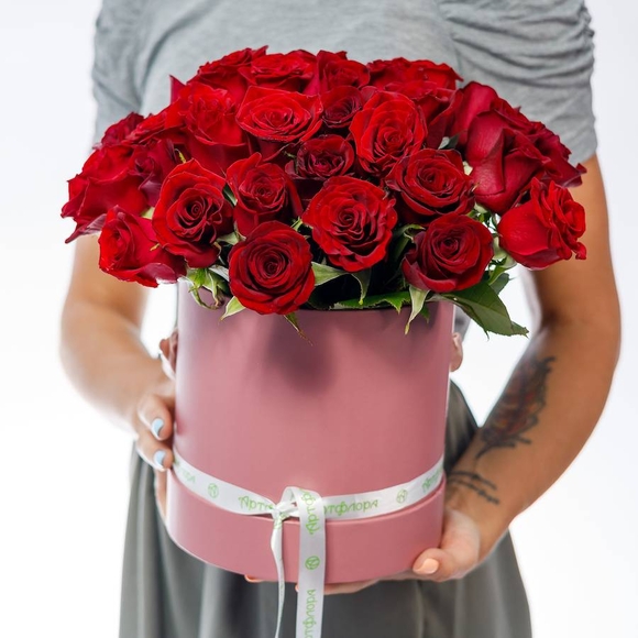 Букет в шляпной коробке М из 35 красных роз (Россия)