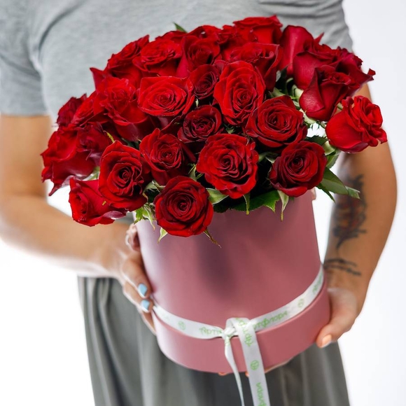 Букет в шляпной коробке М из 35 красных роз (Россия)